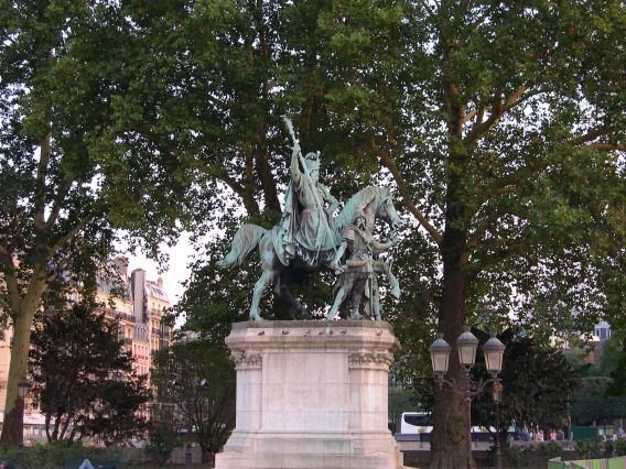  statue de Charlemagne devant Notre-Dame